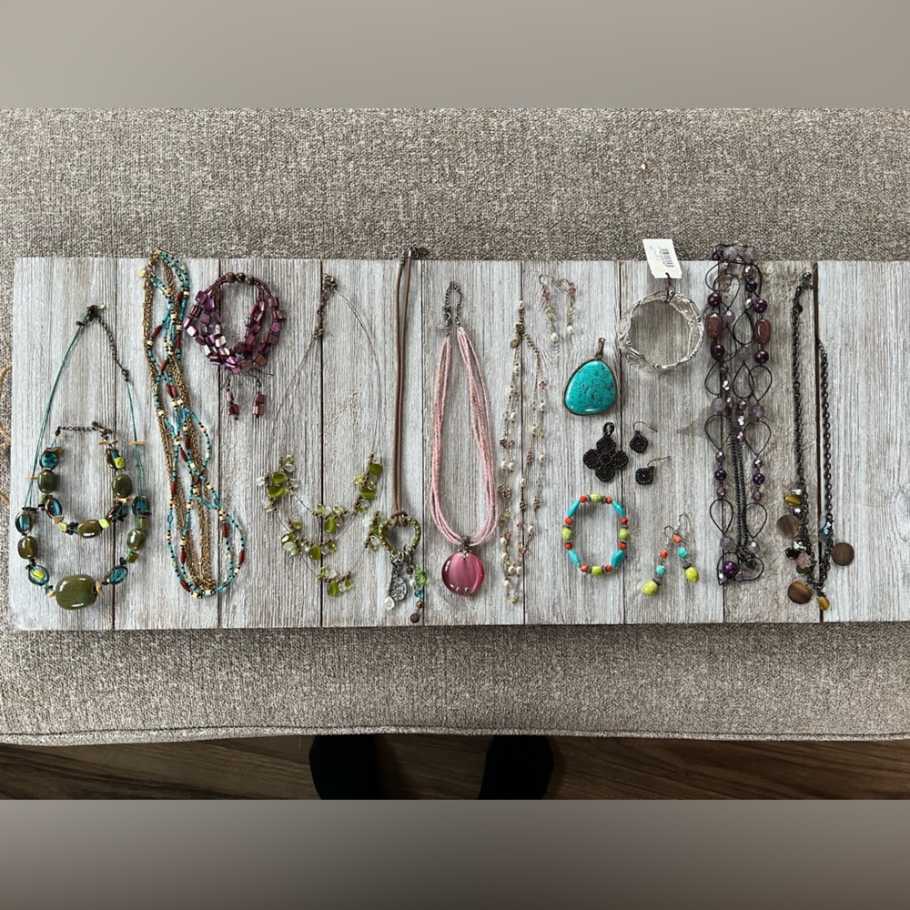 Lot of nice jewelry. Mostly from home jewelry parties. - Picture 2 of 4